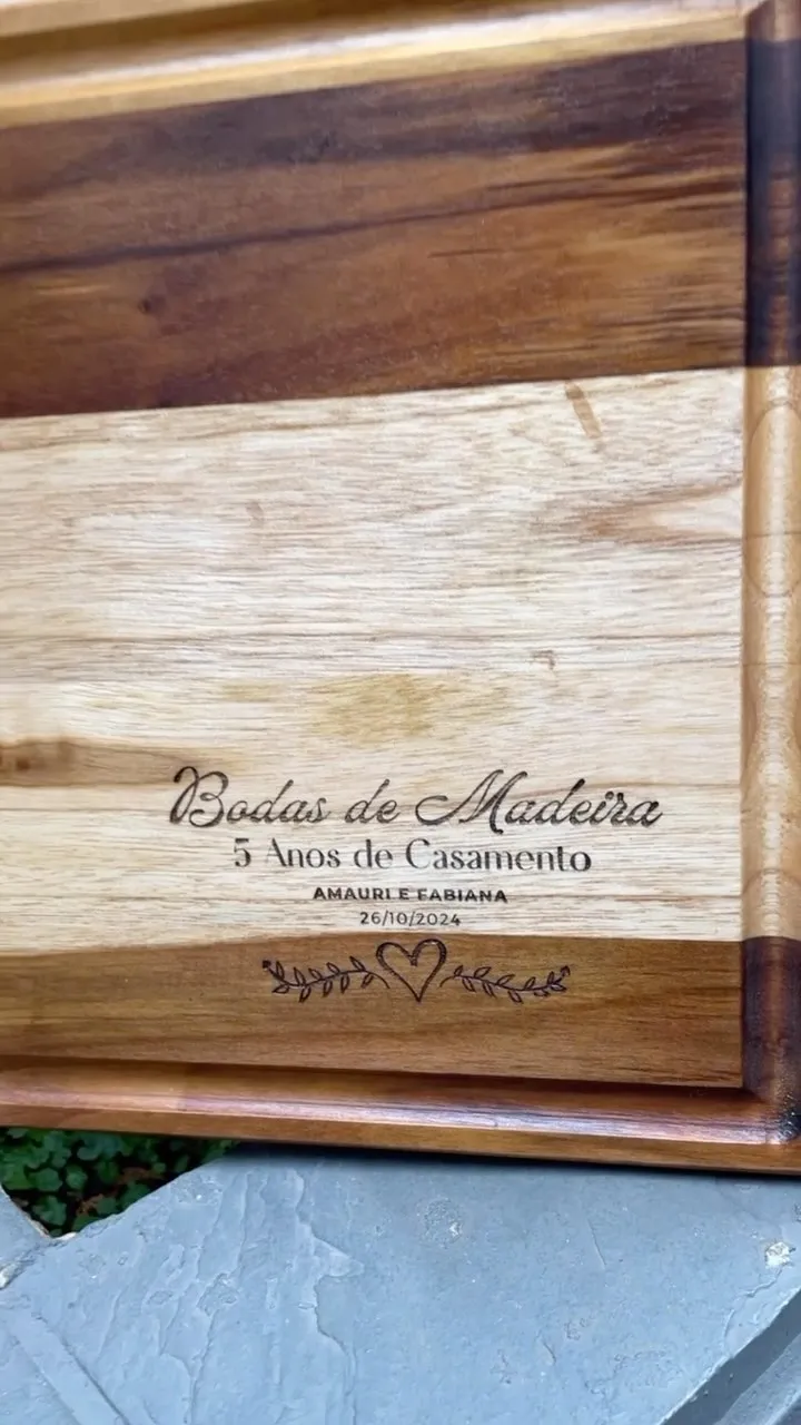 Detalhes de uma tábua personalizada de presente