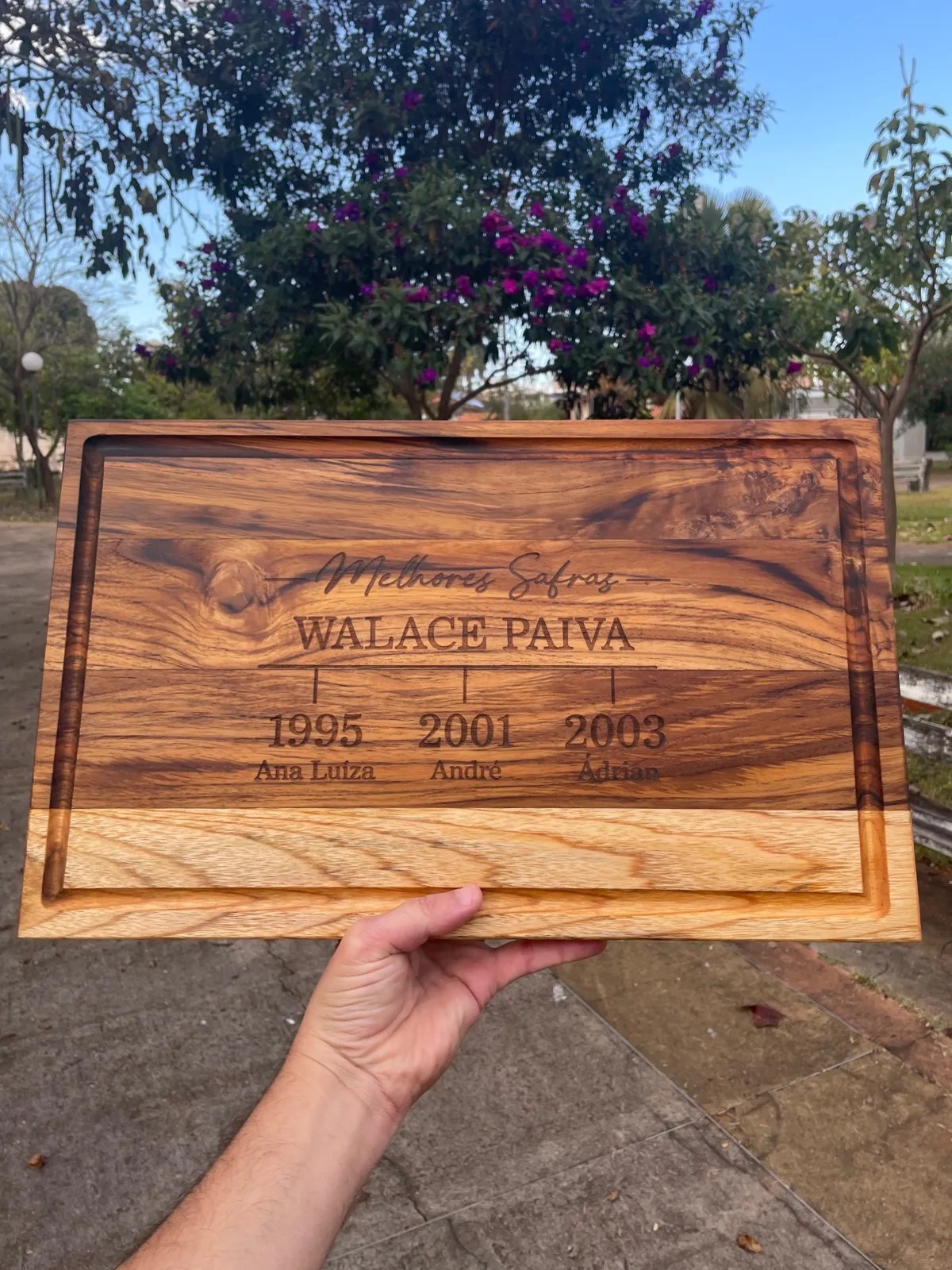 Tábua de teca gravada em homenagem a Walace Paiva